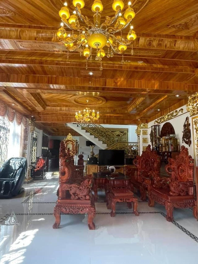 Toàn bộ nội thất trong nhà đều được làm từ gỗ quý (ảnh: FB).