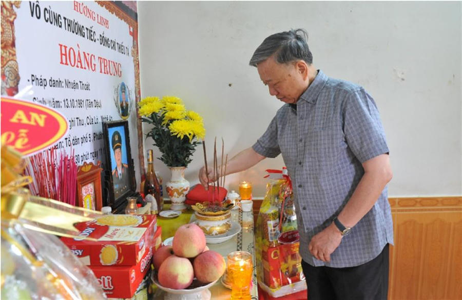 Bộ trưởng Tô Lâm thắp hương tưởng nhớ các liệt sỹ.