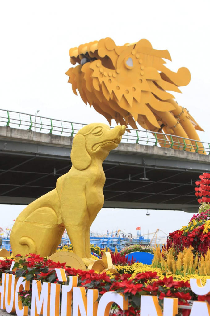 H&igrave;nh ảnh ch&uacute; ch&oacute; v&agrave;ng - đại diện cho năm Mậu Tuất được bố tr&iacute; trang trọng ngay dưới ch&acirc;n cầu Rồng.