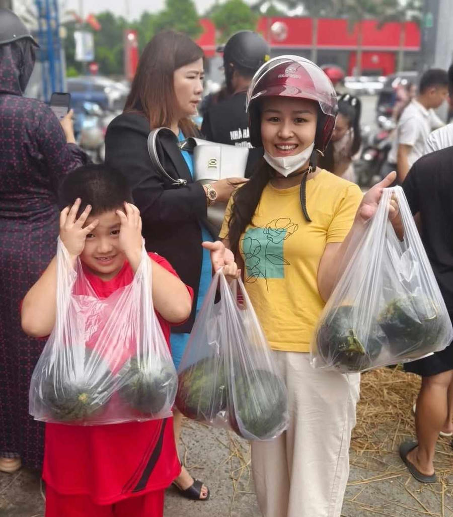 Nhiều người thu mua dưa, ủng hộ ta tải gặp nạn.