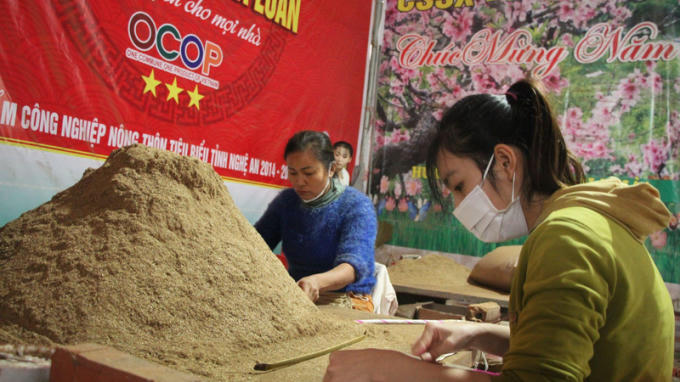 Các lao động đang hối hả cuốn que hương trầm để phục vụ khách dịp Tết.