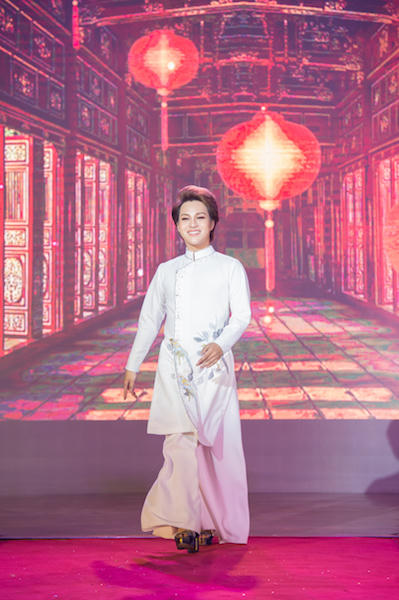 Áo dài nam trong cặp áo dài Ngọc Điểu được thể hiện bởi thí sinh có nụ cười ấn tượng Lê Đức Quý