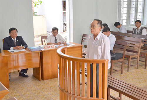 Ông Nguyễn Chí Khanh tại tòa. (Ảnh: báo Bình Thuận)