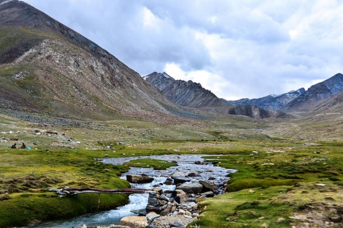 Chẳng còn gì tuyệt bằng nếu được ngả lưng trên thảm cỏ này và uống một ngụm nước suối mát lành nơi đây.