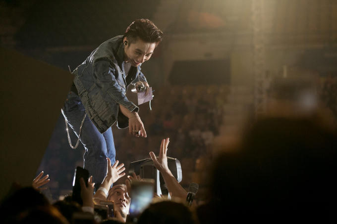 Phát cuồng khi Sơn Tùng M-TP mời fan lên sân khấu ăn tối