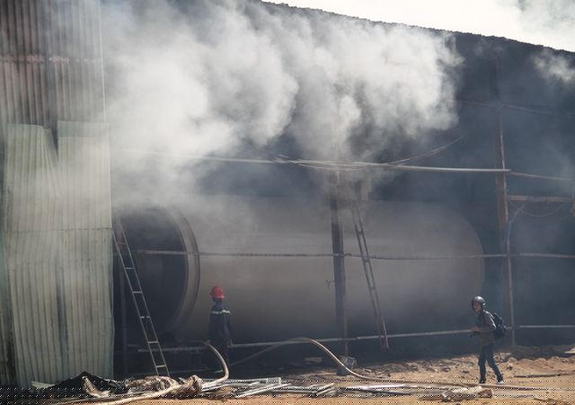 Ngọn lửa cháy lan dần sang gần một công ty bên cạnh.