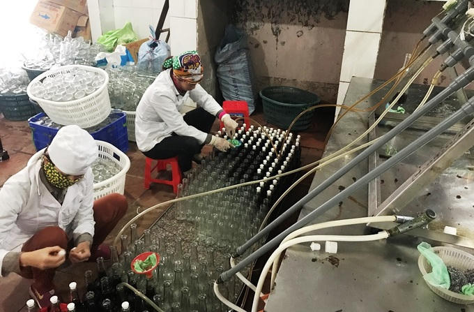 Các ống nhựa dùng để dẫn nước mắm từ bình lớn đặt trên cao chảy xuống dưới.   Theo ông Yêm, nước mắm sá sùng có vị ngọt hơn và giá thành cao hơn mắm cá. Mỗi năm cơ sở tiêu thu được khoảng 20.000 lít nước mắm sá sùng, còn nước mắm cá khoảng hơn 100.000 lít.