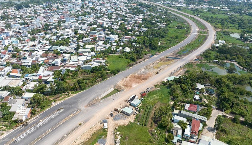 Đường hương lộ 2 đang chậm tiến độ vì vướng mặt bằng.