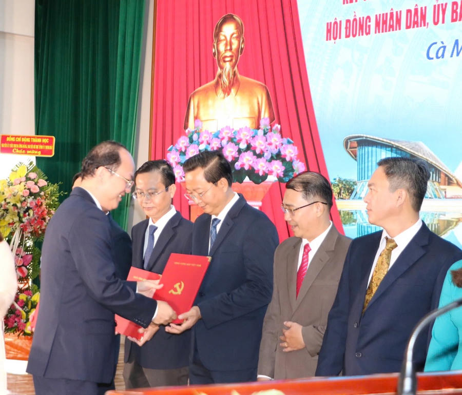 Ông Nguyễn Hồ Hải - Bí thư Tỉnh ủy Cà Mau, trao Quyết định cho lãnh đạo cấp xã, phường.