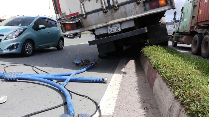 Một cột đèn chiếu sáng bị húc ngã.