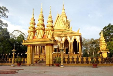 Chùa Cà Hom- ngôi chùa mà đại gia Trầm Bê đã bỏ khoảng 10 tỷ ra xây dựng.