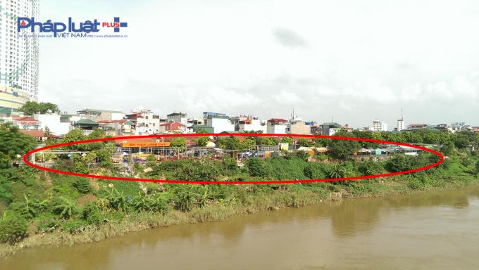 Khu nhà hàng, quán nhậu hoạt động trên mặt đê (ảnh khoanh đỏ).