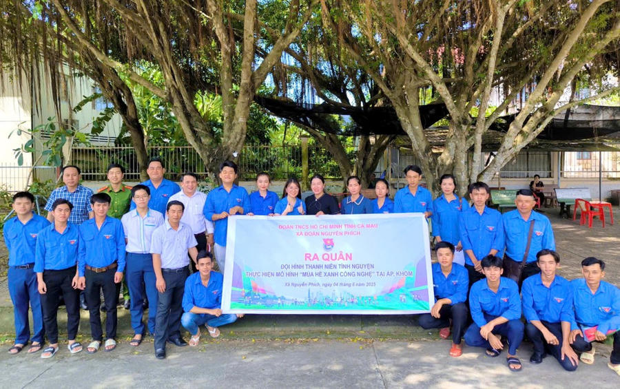 Xã đoàn Nguyễn Phích ra quân triển khai mô hình “Mùa hè xanh công nghệ”, hỗ trợ người dân, đặc biệt là người cao tuổi, người yếu thế... sử dụng hiệu quả các dịch vụ công trực tuyến.