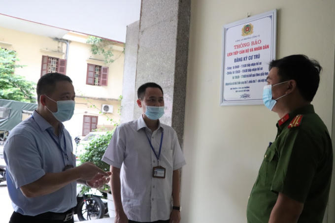 ông Phan Hùng Nam - Chủ tịch Ủy ban Nhân dân cùng với ông Phan Hữu Luật - Phó Chủ tịch Ủy ban Nhân dân phường Cống Vị đã trực tiếp đến để kiểm tra, giám sát và động viên các cán bộ, chiến sĩ thực hiện nhiệm vụ.