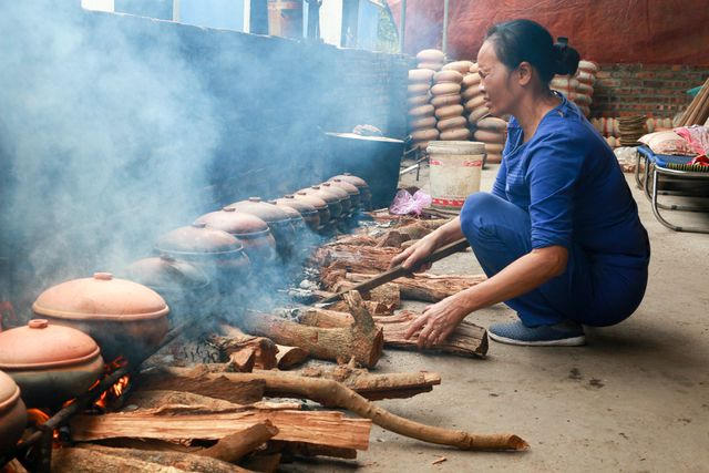 Củi kho cá phải là củi nhãn, bởi nhiệt lớn, cháy ổn định, giúp thơm cá.