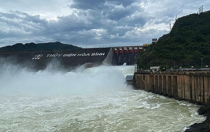 Thủy điện Hòa Bình mở cửa xả đáy. (Ảnh: EVN)