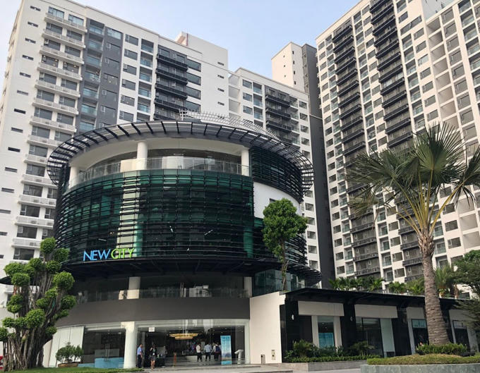 Trước thực trạng hàng ngàn căn hộ tái định cư bỏ hoang nhiều năm, một khu tái định cư do Công ty Thuận Việt làm chủ đầu tư hiện đã được đơn vị này đem ra bán theo nhà thương mại với tên gọi New City, mức giá từ 40 - 65 triệu đồng/m2. Hiện dự án này đã bán được 60% trong tổng số gần 1.300 căn hộ. Tuy nhiên, theo một chuyên gia nghiên cứu về Bất động sản, việc cho chuyển đổi từ căn hộ tái định cư sang nhà ở thương mại như thế rất dễ xảy ra hiện tượng “trục lợi” nếu không được giám sát chặt chẽ, công khai, minh bạch.