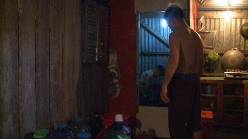 Họ bắt đầu công việc bếp núc quen thuộc.