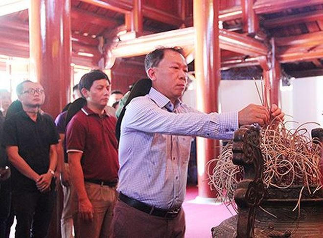 TS Đào Văn Hội - Tổng biên tập Báo PLVN dâng hương tại nhà tưởng niệm