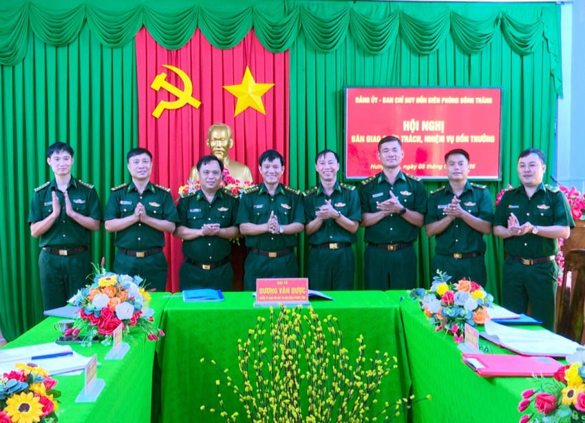 Đại biểu chụp ảnh lưu niệm tại Đồn Biên phòng Sông Trăng. Ảnh: Luận Quân