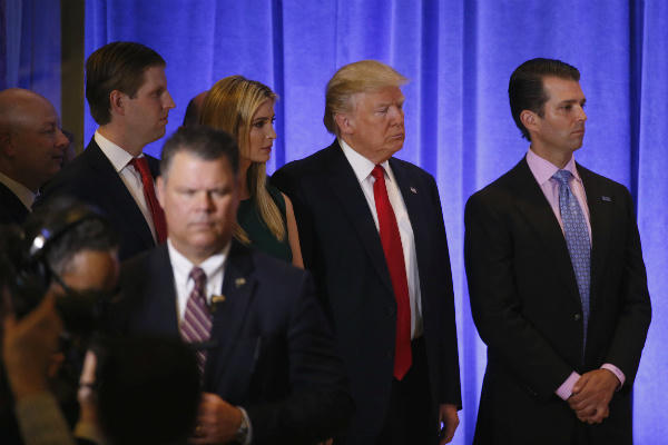 Ông Trump xuất hiện với các người con trưởng thành của mình, Ivanka, Donald Jr và Eric và phó tổng thống Mike Pence. (Ảnh: Reuters)