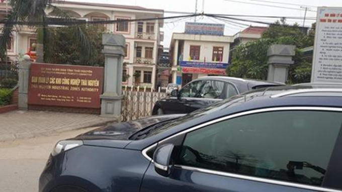 Dù trong giờ hành chính, xe của doanh nghiệp đến mua hồ sơ thầu vẫn bị bảo vệ BQL các Khu công nghiệp Thái Nguyên chặn lại trước cổng, không cho vào. Ảnh: Lưu Huệ.