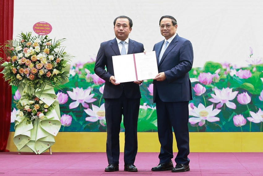 Thủ tướng Phạm Minh Chính trao quyết định giao quyền Bộ trưởng Bộ Nông nghiệp và Môi trường cho ông Trần Đức Thắng