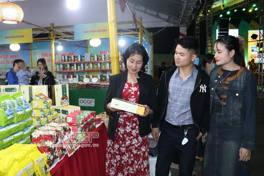 Người dân và du khách thăm quan gian hàng chè Thái Nguyên tại Festival nông sản, OCOP, làng nghề gắn kết du lịch - Thái Nguyên 2024.