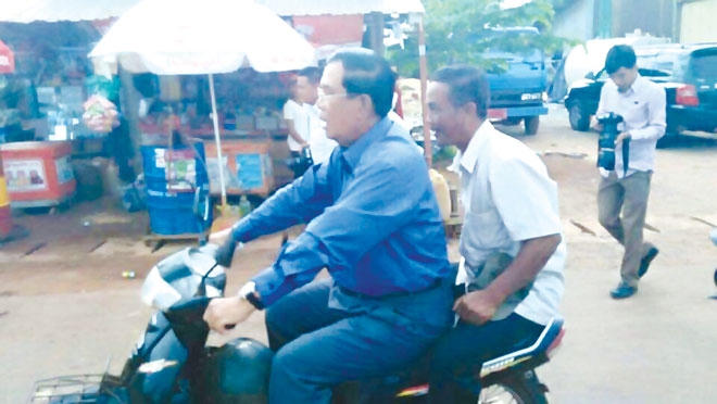 Thủ tướng Campuchia Hun Sen bị cảnh sát giao thông phạt vì không đội mũ bảo hiểm khi lái xe máy cuối tuần trước.