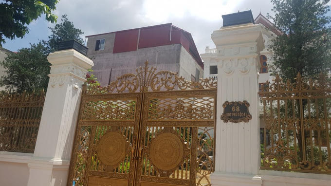 Một bộ cánh cổng đồng đúc nguyên khối có giá vài trăm triệu đồng...