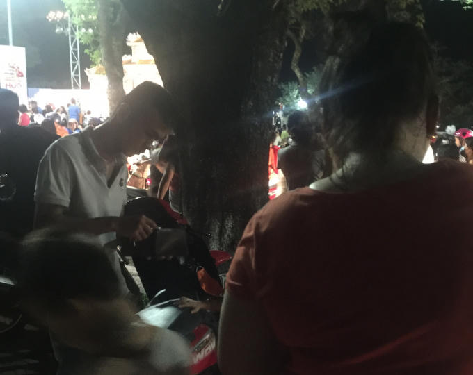 Một người dân đang phải trả tiền.