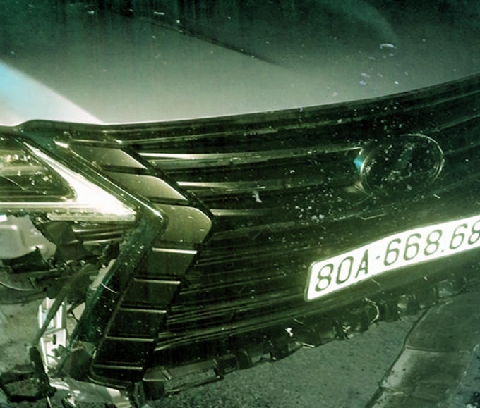 Sau khi gây nên cú đâm kinh hoàng, đầu chiếc xe Lexus cũng bị vỡ nát. (Ảnh: Người dân cung cấp)