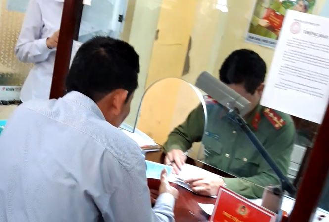 Cán bộ phòng QLXNC Hải Dương "báo giá" người dân làm hộ chiếu nhanh