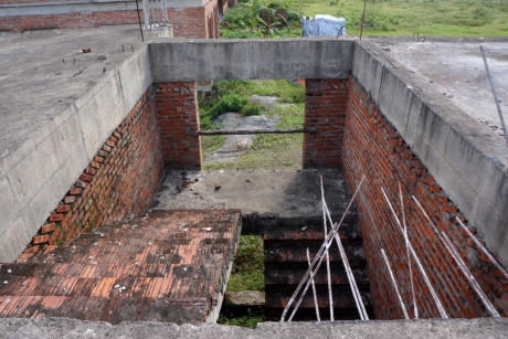 Người dân sống tại khu vực cạnh dự án cho hay, trong hai năm đầu thi công, công trình được triển khai rầm rộ, công nhân làm việc cả ngày lẫn đêm. Tuy nhiên, thời gian sau không hiểu vì lý do gì công trình triển khai chậm và cho đến nay đã bỏ hoang.