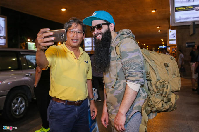 Khi ra ngoài sảnh sân bay, Jordan được một khán giả nhận ra và xin chụp ảnh làm kỷ niệm. Vui vẻ nhận lời, sau đó anh còn nhắn vị khách lạ hãy đến rạp phim để ủng hộ tác phẩm của mình.