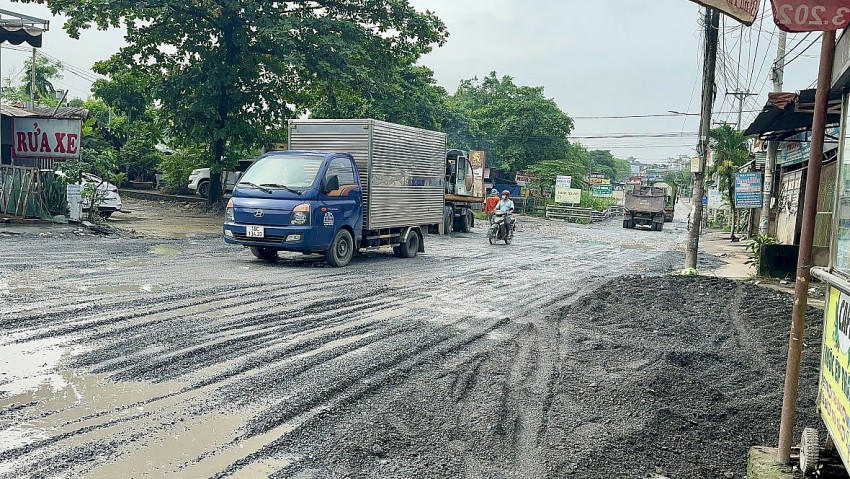Đường nhà máy nước Thiện Tân hiện đã hư hỏng nặng.