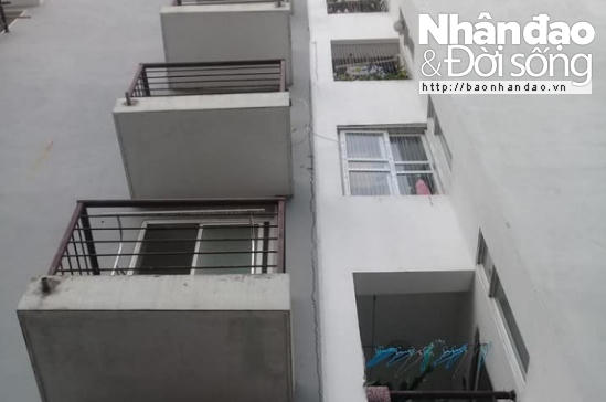 Các vết nứt chạy dọc tòa nhà.