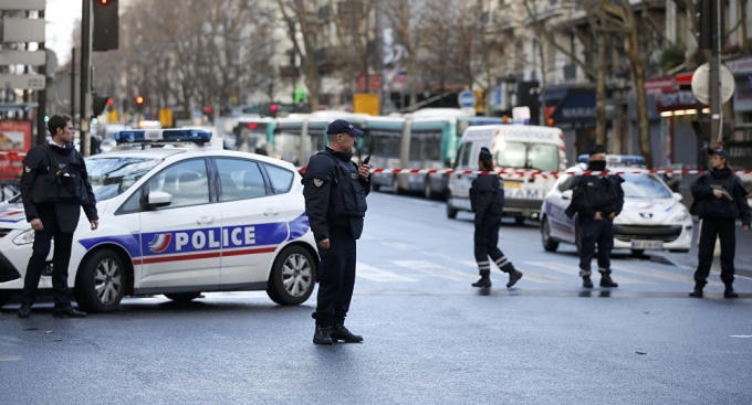 Pháp bắn chết kẻ cầm dao tấn công đồn cảnh sát Paris. (Ảnh: Reuters)