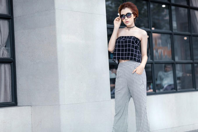 Cô nàng cũng khéo léo lựa chọn phụ kiện nhỏ gọn, makeup nhẹ nhàng để tạo điểm nhấn cho những bộ trang phục của mình.