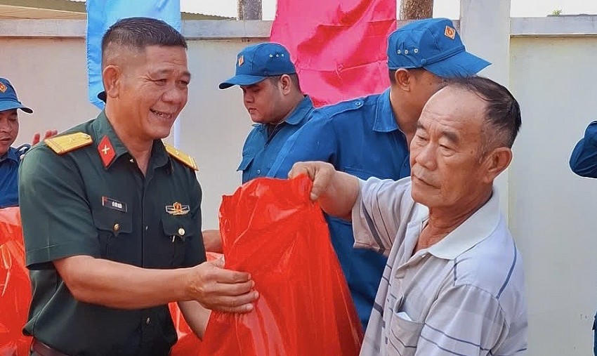Người lớn tuổi được trao quà.