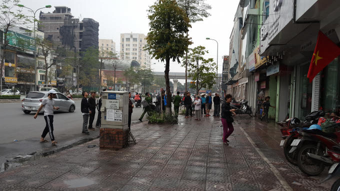 Nhiều người dân bàng hoàng khi ngôi nhà bỗng dưng phát hỏa.