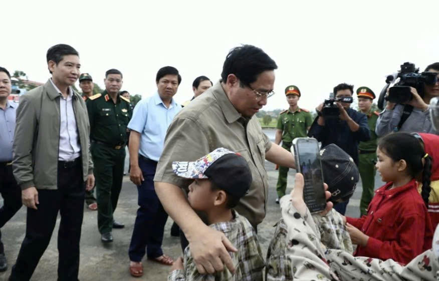 Thủ tướng thăm hỏi, động viên bà con vùng chịu ảnh hưởng nặng nề sau bão lũ. Ảnh: T.H