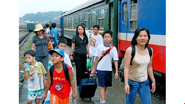 Đối với hành khách trốn vé, khi bị phát hiện tổ công tác sẽ kiên quyết mời xuống tàu (Ảnh minh họa).