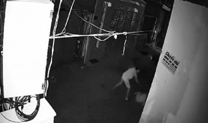 Người đàn ông liên tiếp đâm vào người phụ nữ dù nạn nhân đã bị ngã. (Ảnh cắt từ clip)