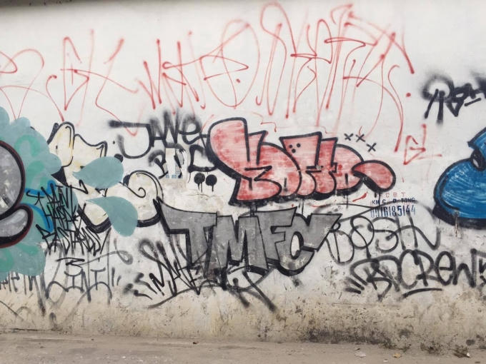 Con đường trên phố Yên Phụ trở nên nhiều màu sắc hơn với những nét vẽ Graffiti