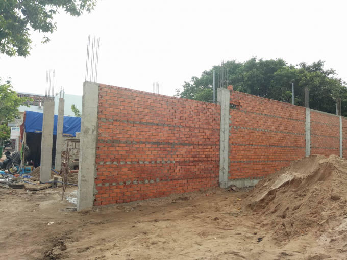 Công trình "lạ" tại phường Phước Hiệp được cho là ngày 3/7 được cấp giấy phép xây dựng nhưng 7/7 đã hoàn thành xong phần móng và xây được 3 mặt tường.