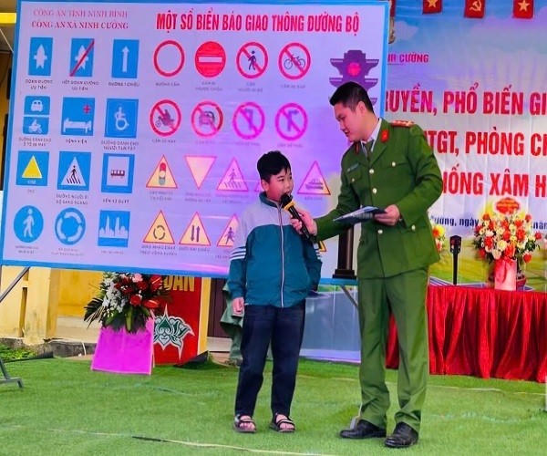 Lực lượng Công an phối hợp với Trường Tiểu học Trực Hùng, xã Ninh Cường tổ chức tuyên truyền kiến thức pháp luật về ATGT cho học sinh.