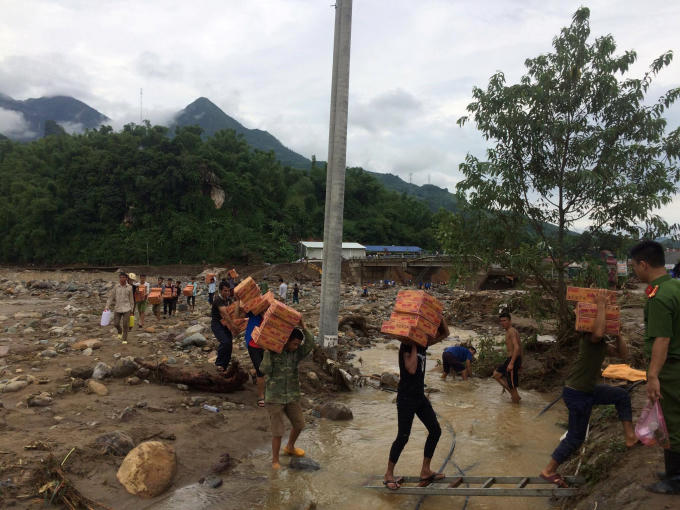 Hàng vận chuyển là nhu yếu phẩm thiết yếu gồm: gạo, mì tôm và nước uống.