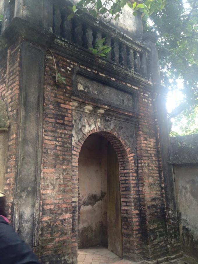 Cổng vào chùa Bổ Đà rêu phong cổ kính.