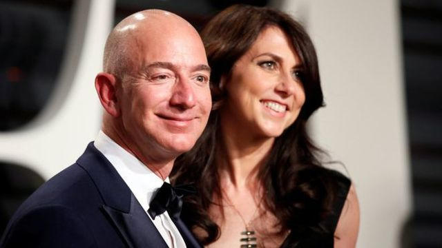Nhà sáng lập tập đoàn Amazon, tỷ phú Jeff Bezos và vợ cũ MacKenzie (Ảnh: Reuters)